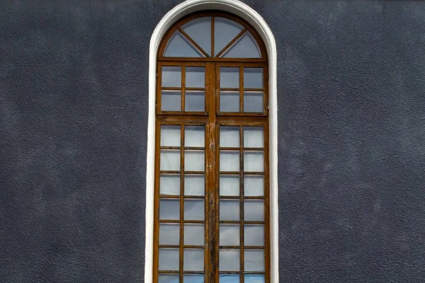 Vertikální Okno Dřevěným Rámem Šedé Stěně Starého Hradu — Stock fotografie