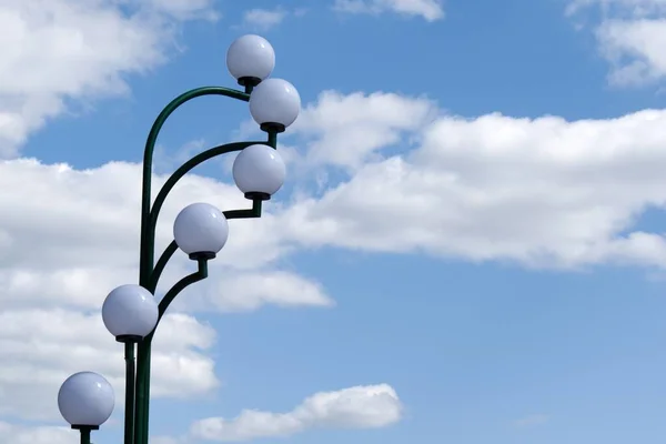 Luzes Redondas Brancas Fundo Céu Borrado Com Nuvens Brancas — Fotografia de Stock