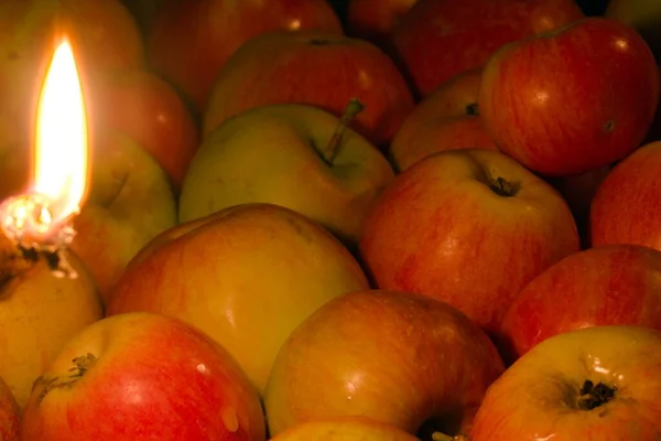 Rijpe Rode Appels Helder Kaarslicht — Stockfoto