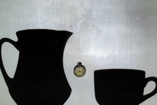 古いポケットウォッチで壁に影からJugと黒の背景にマグカップ — ストック写真