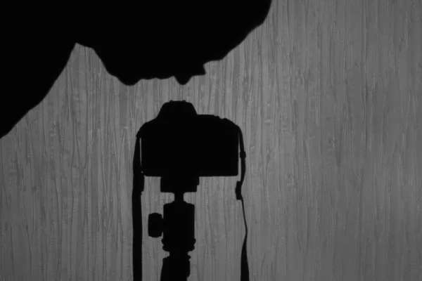 Duvardaki Bir Adamın Gölgesi Bulanık Bir Arkaplanda Kameraya Bakıyor — Stok fotoğraf