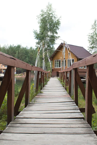 Holzbrücke Führt Einem Haus Waldsee — Stockfoto