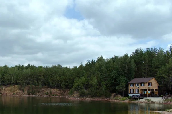 Bos Meer Batch Houten Huis Aan Oever Van Het Bos — Stockfoto