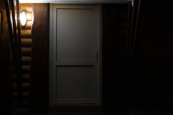Φανάρι Φωτίζει Την Μπροστινή Πόρτα Του Ξύλινου Σπιτιού — Φωτογραφία Αρχείου