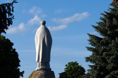 Dini anıtın mavi gökyüzü arka planı ve yeşil köknar manzarası