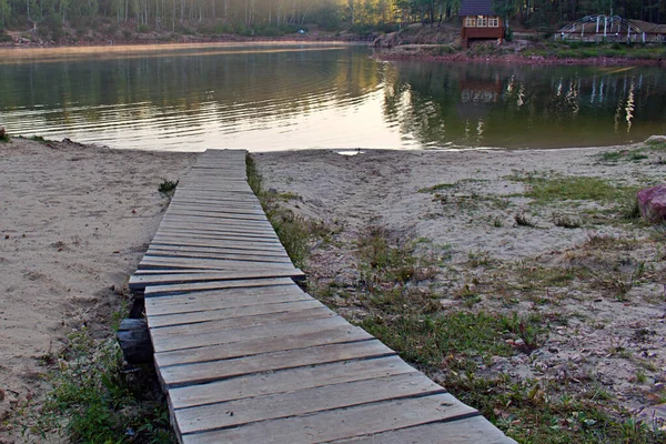 Holzdeck Führt Der Morgensonne Zum Seewasser — Stockfoto