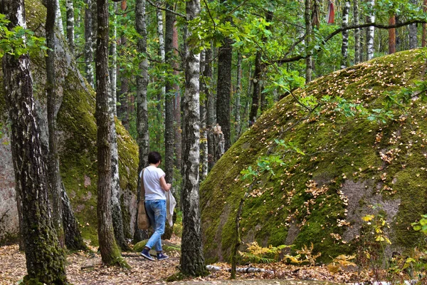 Girl Walks Huge Boulders Covered Ancient Moss Green Forest — Stock Photo, Image