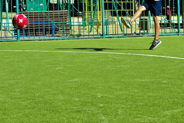 Genç kız tarafından tekmelendikten sonra futbol topunun hareketini bulanıklaştırdı