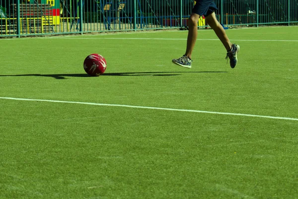 Tinédzser Láb Focilabdával Játszik Zöld Mezőn Fedél — Stock Fotó