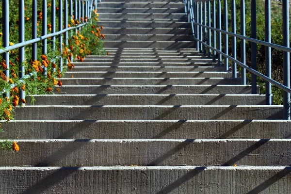Σκαλοπάτια Κιγκλίδωμα Στη Σωστή Γεωμετρία Ένα Θολό Φόντο Φωτεινών Χρωμάτων — Φωτογραφία Αρχείου