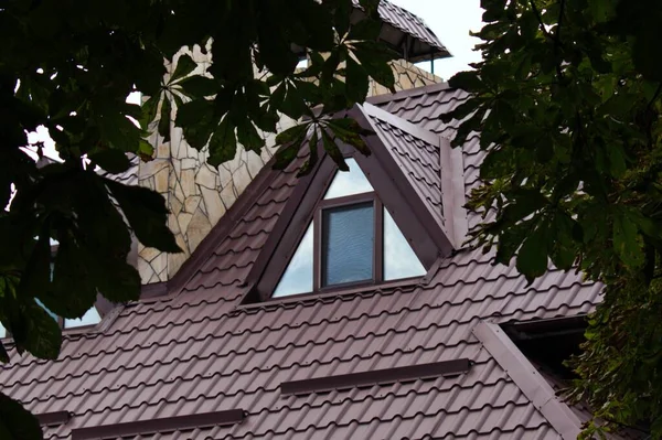 屋顶阁楼窗户 有绿色叶框瓷砖 — 图库照片