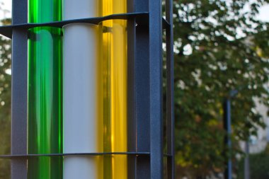 Bulanık arka planda çok renkli sokak lambaları