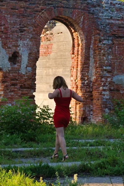 Menina Bonita Vestido Vermelho Curto Fundo Floresta Verde Paredes Tijolo — Fotografia de Stock