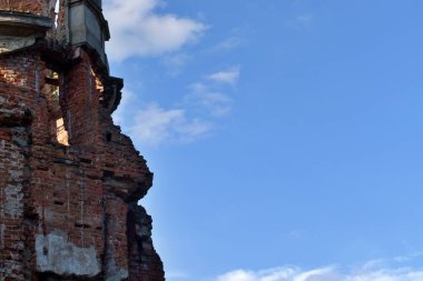 Mavi gökyüzüne karşı zaman harabesi tuğla kule