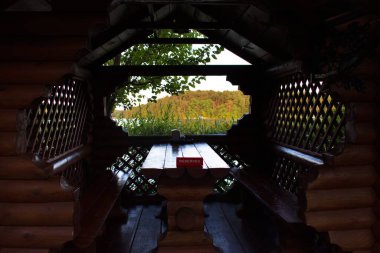 Orman restoranındaki tabelalı bir masada.