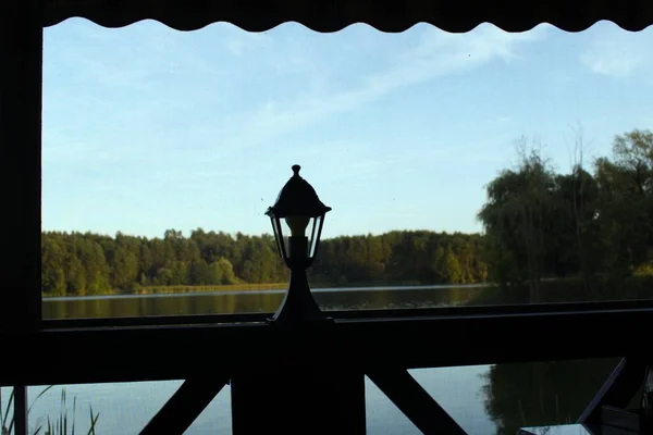 Laterne Pavillon Mit Verschwommenem See Hintergrund Durch Moskitonetz — Stockfoto