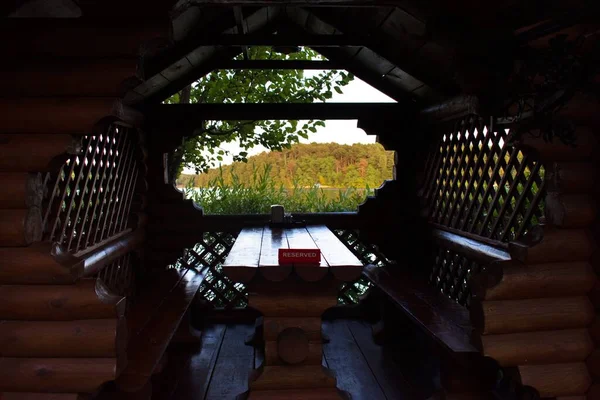 Orman restoranındaki tabelalı bir masada.