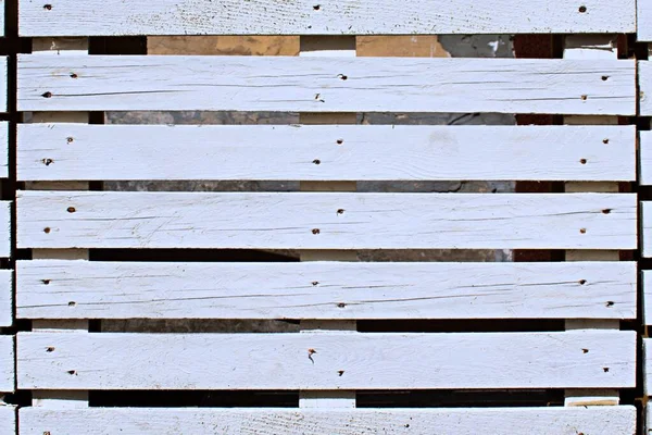 木制托盘围栏漆成白色 — 图库照片