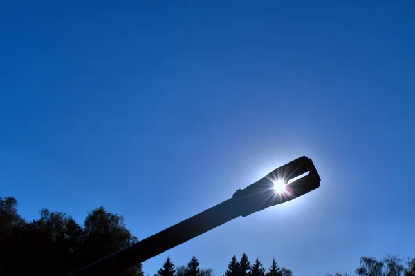 Sol Brilha Através Das Rachaduras Arma Artilharia Contra Céu Azul — Fotografia de Stock