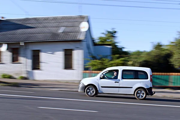 Passageiro Carro Branco Tráfego Cidade Movimento Turvo — Fotografia de Stock