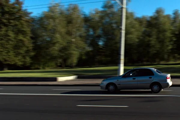 Voiture Particulière Sur Route Descente Mouvement Flou — Photo