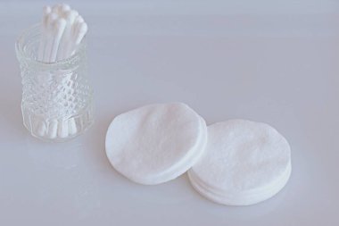 Güzellik salonundaki masanın üstünde yan ürünler var.