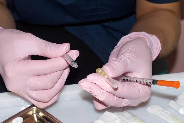 Spritze Zur Injektion Die Hände Der Kosmetikerin Medizinischen Rosa Handschuhen — Stockfoto