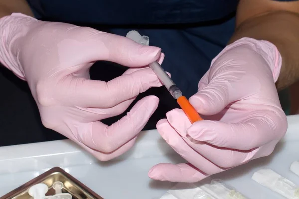 Spritze Zur Injektion Die Hände Der Kosmetikerin Medizinischen Rosa Handschuhen — Stockfoto