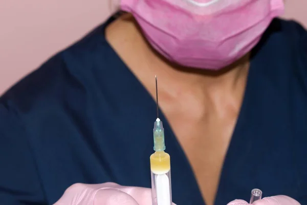 Spritze Zur Injektion Die Hände Einer Kosmetikerin Auf Verschwommenem Hintergrund — Stockfoto
