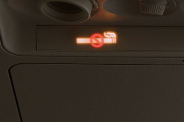 Uçaktaki yolcu koltuklarının üstündeki ışıklı tabelayı aç. Sigara içmek yasaktır.