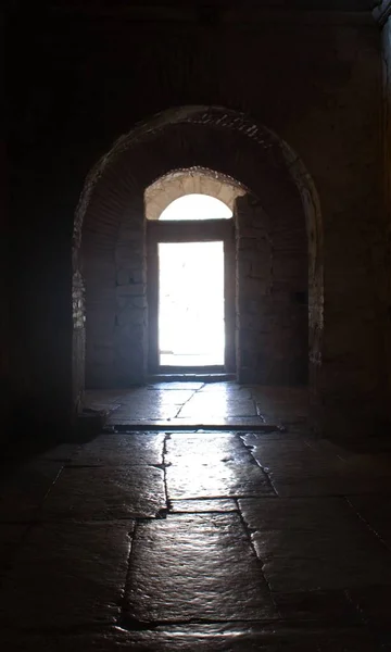 Verschwommenes Weißes Licht Dringt Durch Die Tür Ein Und Wird — Stockfoto