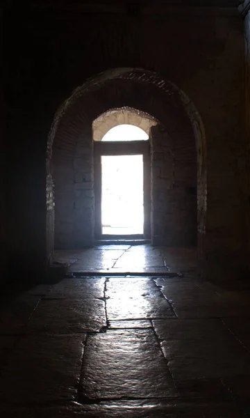 Luz Blanca Borrosa Entra Través Puerta Refleja Superficie Del Suelo —  Fotos de Stock