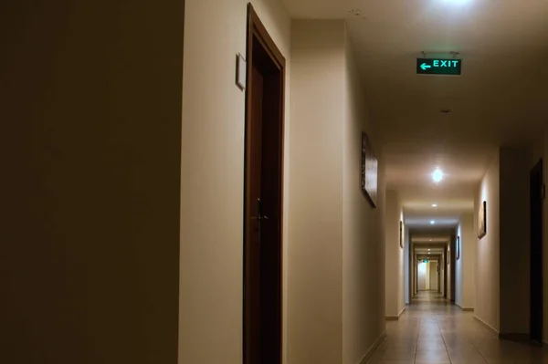 Bir Sürü Kapısı Çıkış Işareti Olan Uzun Bir Koridor — Stok fotoğraf