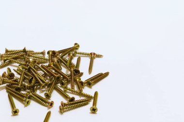 beyaz arkaplan üzerindeki çeşitli parçaların bağlantıları ve başlıklı bağlayıcılar için metal vidalar