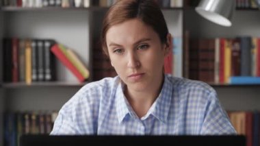 Kız sırt ağrısı. İş yerindeki yakın plan kadın sandalyeden kalkar ve şiddetli sırt ağrısı çeker. Osteokondrosis, böbrek taşı konsepti
