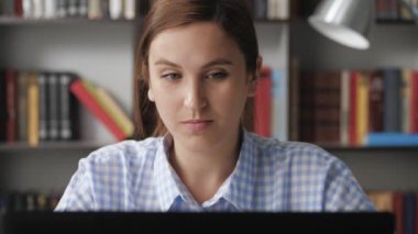 Pencerenin dışından ses geliyor. Yakın plan kadın bilgisayara yoğunlaşır, ama kendisini rahatsız eden pencerenin dışındaki gürültüye dikkat eder, kafasını pencereye çevirir ve hoşnutsuzluğunu ifade eder.