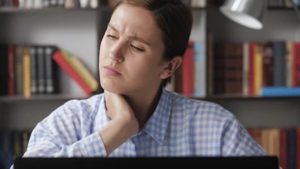 Dolor en el cuello. La mujer de cerca trabaja en la computadora, experimenta dolor en el cuello y toca su cuello con las manos, gira la cabeza en un intento de aliviar el dolor. Concepto de osteocondrosis — Vídeos de Stock