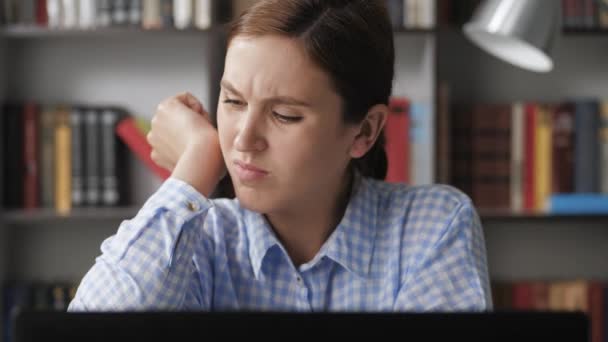 Bolest v lokti. Detailní záběr žena pracuje v počítači, cítí bolest v ruce a je rozrušená, dotýká se loktem druhou rukou — Stock video