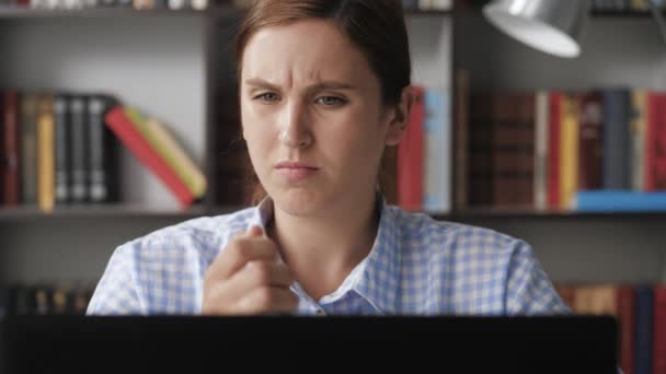 Bolest na zápěstí. Detailní záběr žena pracuje v počítači, cítí bolest v zápěstí a je rozrušená, dotkne se bolavé ruky druhou rukou — Stock video