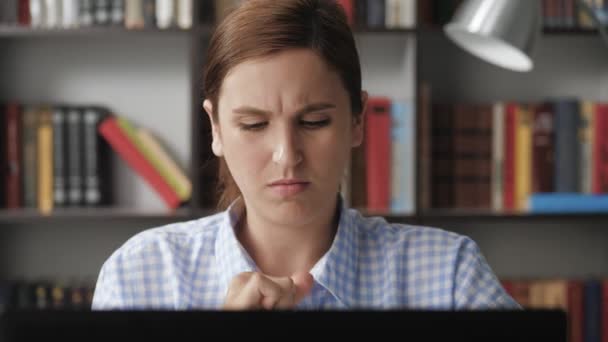 Боль в пальцах. Крупным планом женщина печатает на клавиатуре ноутбука, отрывается от работы и начинает сгибать пальцы правой руки, испытывая боль — стоковое видео