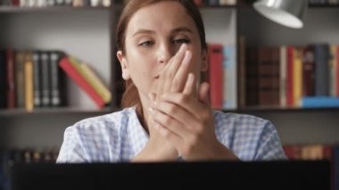 Kız parmaklarını şaklatıyor. İş yerindeki yakın plan kadın parmaklarını esnetir, kollarını ileri uzatır ve her parmağını ayrı ayrı şaklatır.