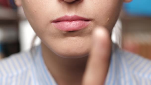 Vrouw zegt nee. Meisje zwaait met haar vinger van links naar rechts toont haar onenigheid — Stockvideo