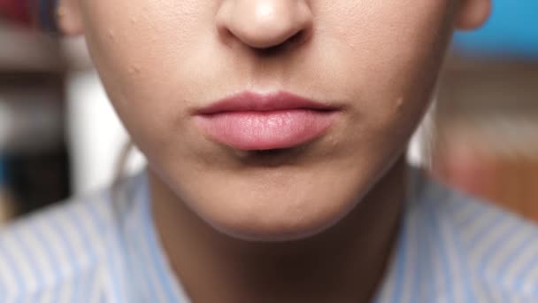 Vrouw vraagt om stilte. Meisje brengt wijsvinger op haar lippen en maakt gebaar roepen om stilte — Stockvideo