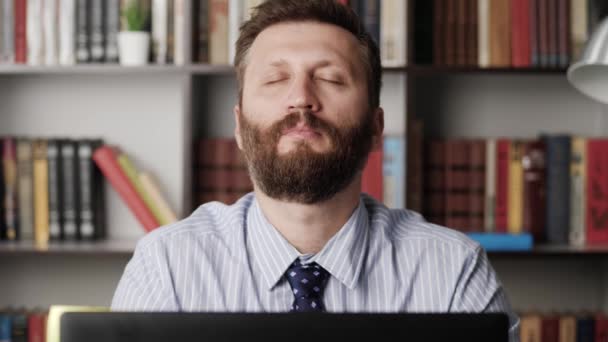 Trötthet. Närbild av mannen på arbetsplatsen arbetar vid datorn och upplever dåsighet och trötthet, han försöker muntra upp och slår ansiktet. Chef syndrom, sömnlöshet, återvinning koncept — Stockvideo