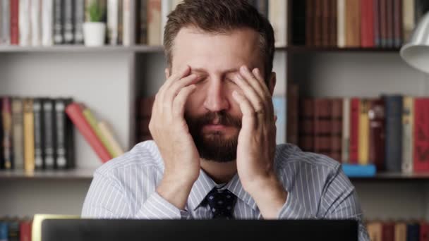 Fáradtság és szemfájdalom. Közelkép egy férfiról a munkahelyén, aki a számítógépnél dolgozik, és fáradtságot és fájdalmat tapasztal a szemében, dörzsöli a szemét. Manager szindróma, álmatlanság, újrahasznosítási koncepció — Stock videók