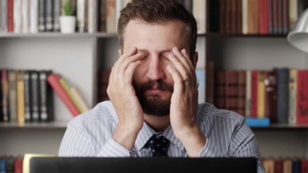 Fatigue and eye pain. Close-up of man at workplace working at computer and experiencing fatigue and pain in his eyes, rubs his eyes. Manager syndrome, insomnia, recycling concept — Stock Video