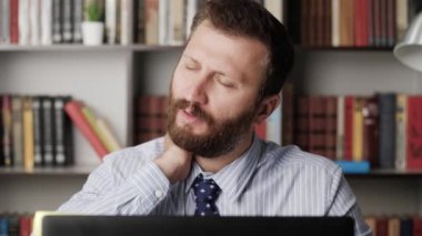 Boyun ağrısı. İş yerindeki sakallı adamın yakın plan çekimlerinde boynunda şiddetli bir ağrı hisseder, eliyle boynuna dokunur ve başını hareket ettirir. Servikal osteokondrosis konsepti