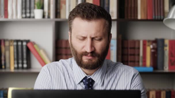 Stomach pain. Close-up of bearded man in workplace experiencing pain in his stomach and getting up from chair. Diarrhea, constipation, irritable bowel concept — Stock Video