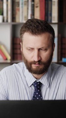 Mide ağrısı. İş yerindeki sakallı adamın dikey yönelimi midesinde ağrı ve sandalyeden kalkması. İshal, kabızlık, asabi bağırsak konsepti.