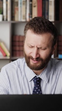 Bilek ağrısı. Bilgisayarda çalışan adamın dikey yönelimi ve bilek ekleminde ağrı ve rahatsızlık hissetmesi. Tendonit, sinovitis, osteoartrit, burkulma, romatoid artrit konsepti.
